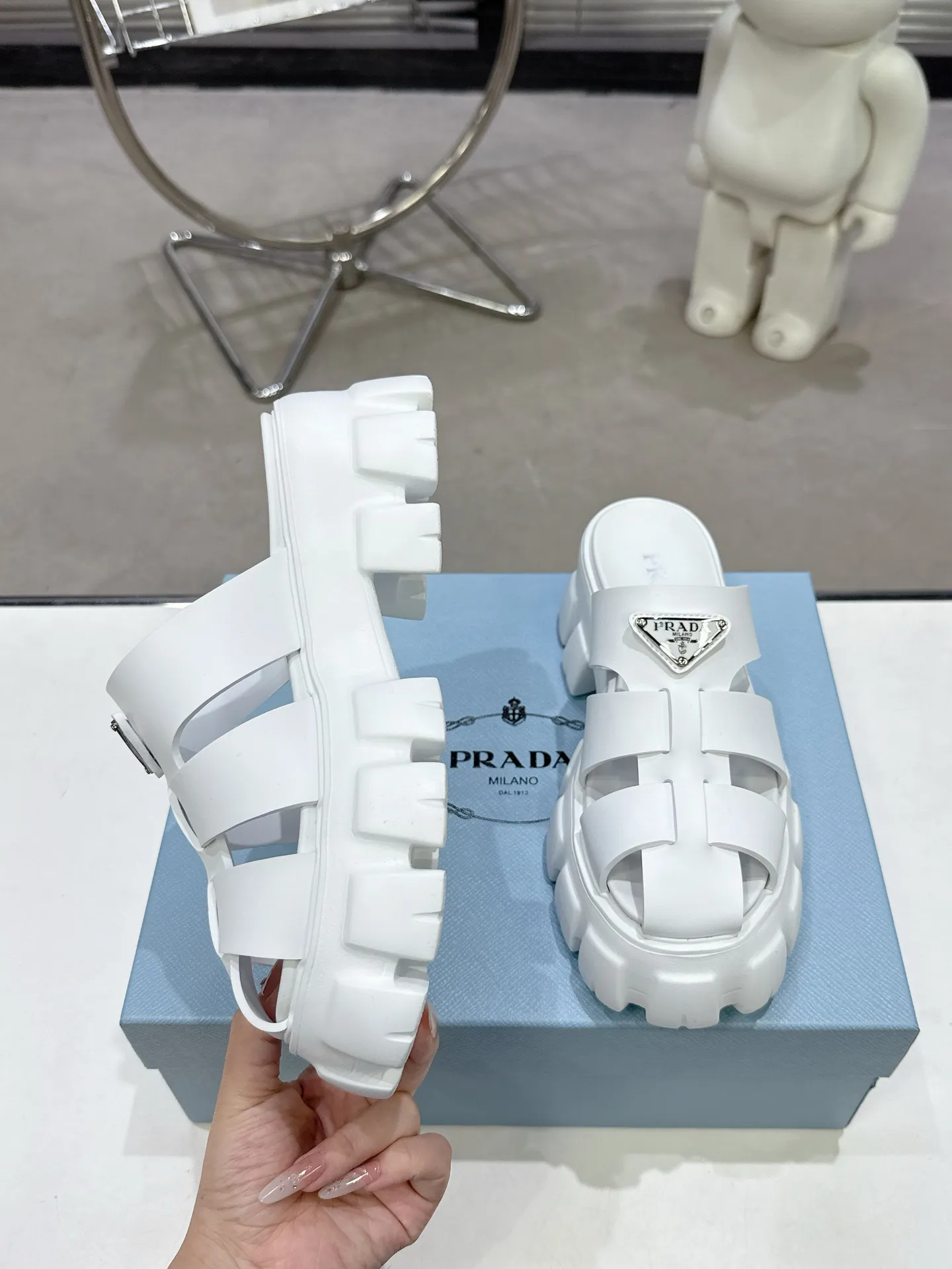 👟👟Ex-factory price 460👟👟 2025 exclusive version super hot🎊🎊🎊prada Prada triangular buckle serrated Roman thick-soled rubber foam ultra-light sandals are retro, fashionable and avant-garde, the upper perfectly restores the original craftsmanship, making the whole pair of shoes light and comfortable, full of holiday feel, bright colors💐💐💐💐 A variety of choices to satisfy fashionable people of different styles! The iconic metal triangle logo is paired with the shape of ancient beach sandals. Every design element is fashionable! Code number 35-40​